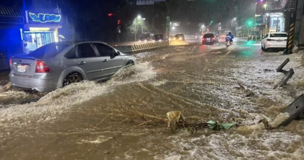 豪雨狂灌!淡海輕軌下方淹成河道 當地居民質疑:這絕對是人禍